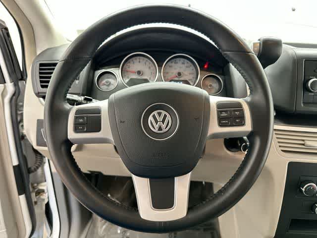 Thumbnail: 2013 Volkswagen Routan - 4