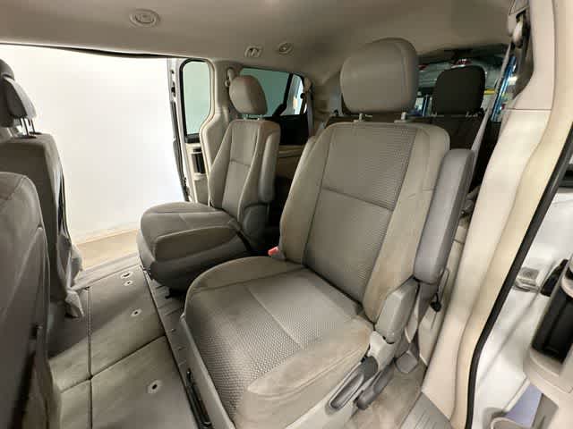 Thumbnail: 2013 Volkswagen Routan - 11