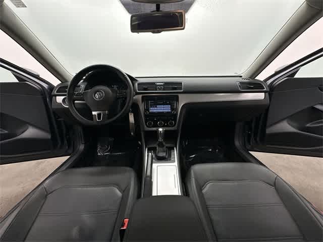 Thumbnail: 2012 Volkswagen Passat - 17