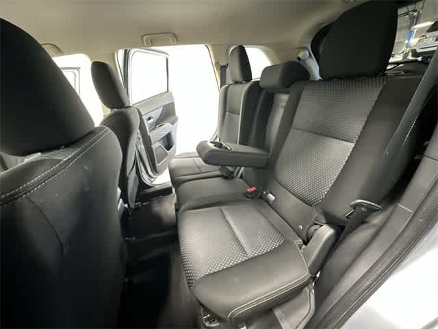 Thumbnail: 2016 Mitsubishi Outlander - 18