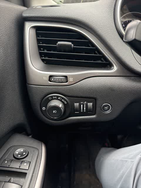 Thumbnail: 2020 Jeep Cherokee - 18