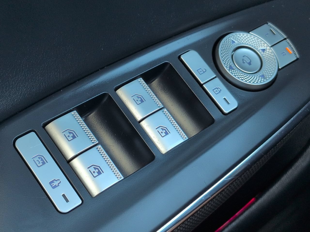 2025 GENESIS GV70 Sport - Photo 25