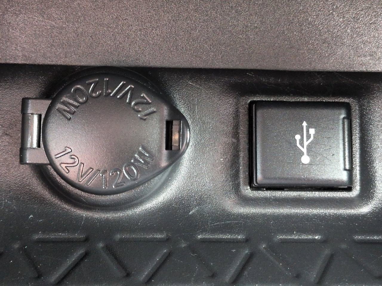 2021 Toyota RAV4 LE - Photo 21