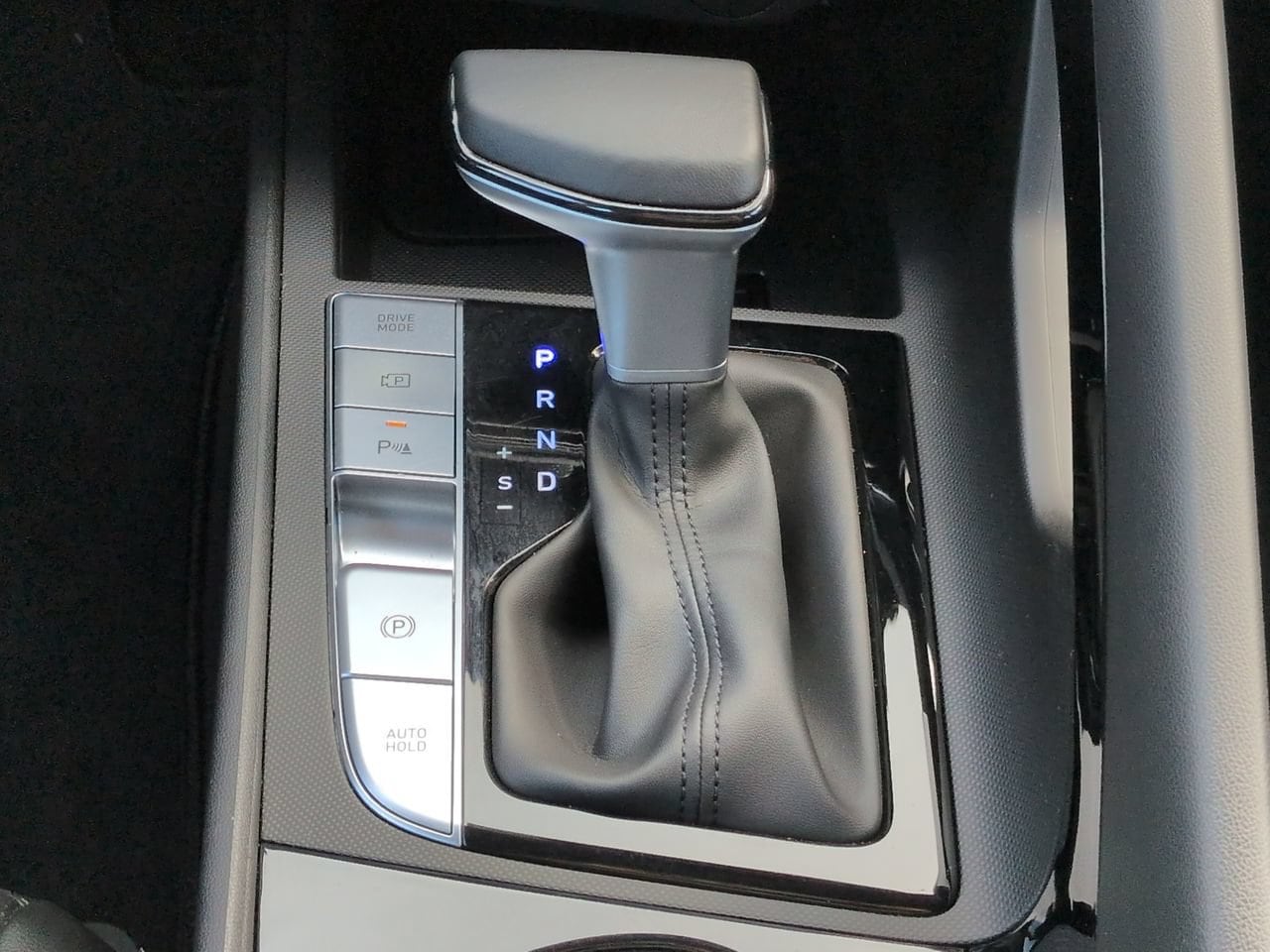 2024 Hyundai Elantra Limited - Photo 18