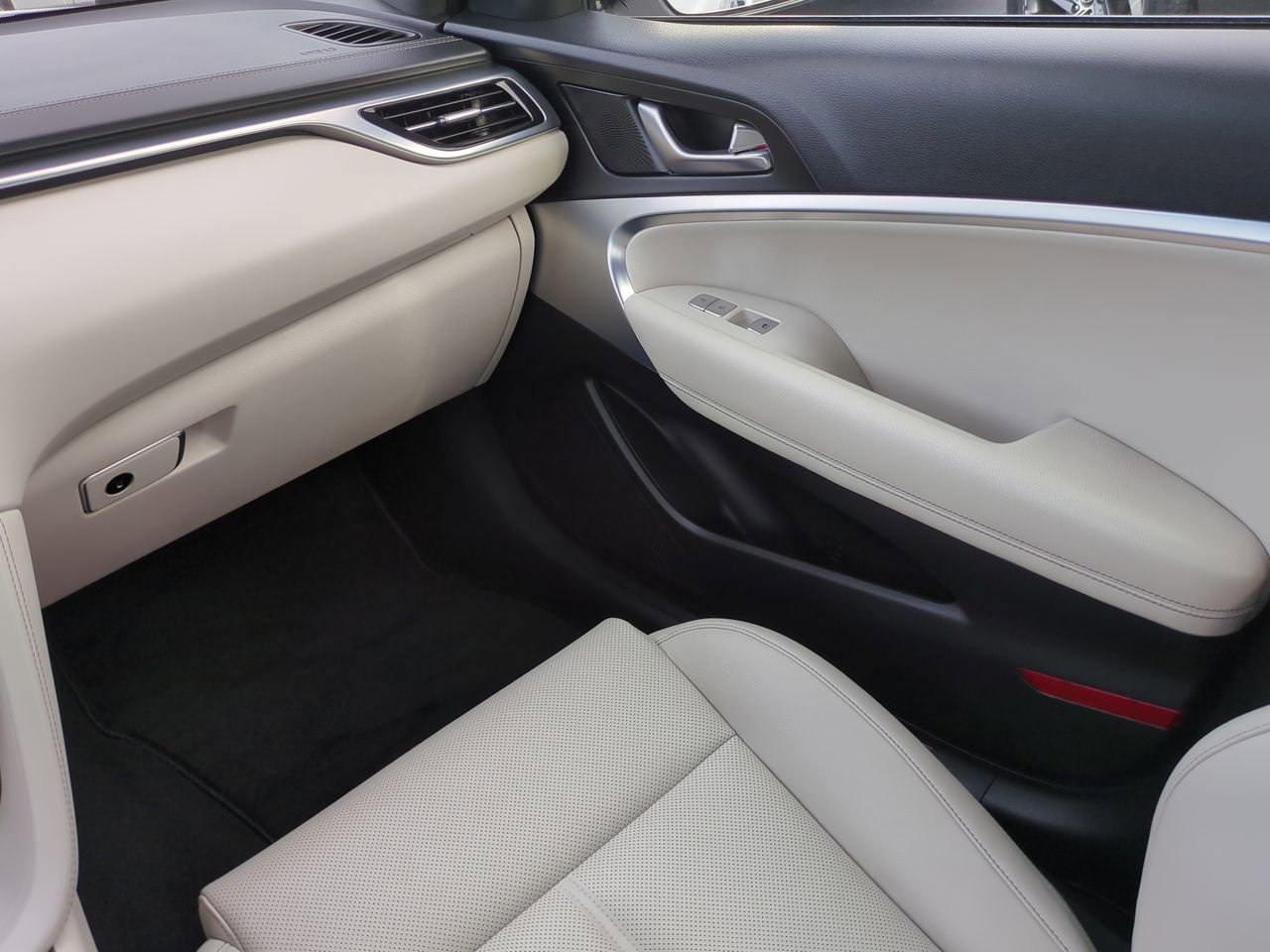 2025 GENESIS G70 Standard - Photo 15