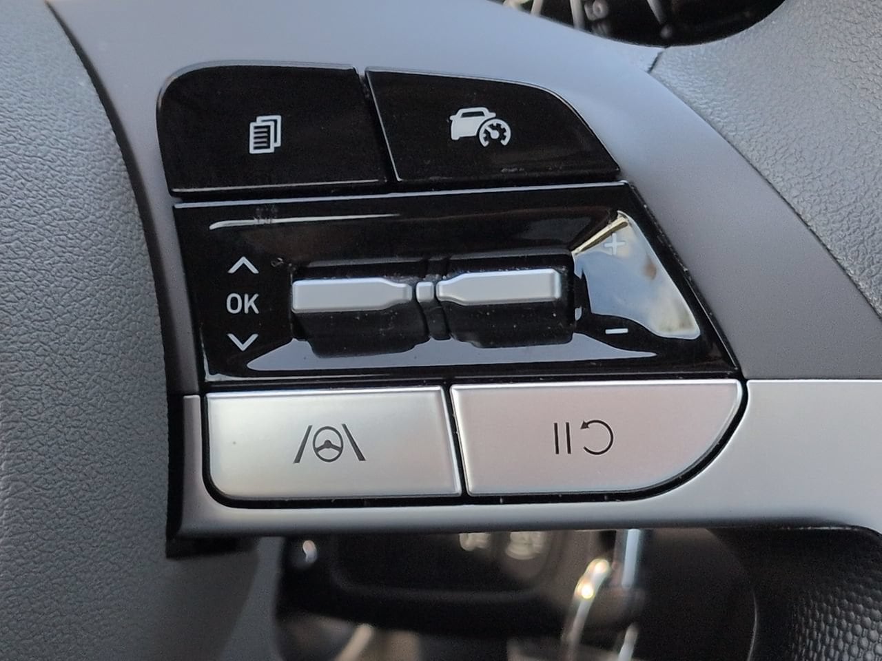 2025 Hyundai Elantra SE - Photo 23