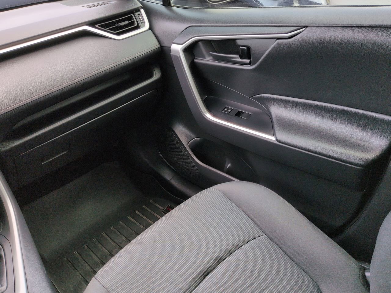 2021 Toyota RAV4 LE - Photo 17