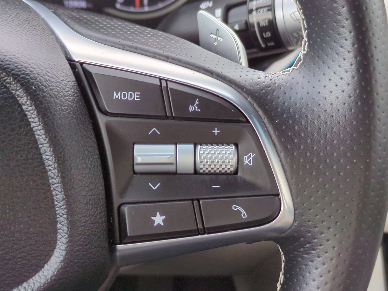 2025 GENESIS G70 Standard - Photo 24