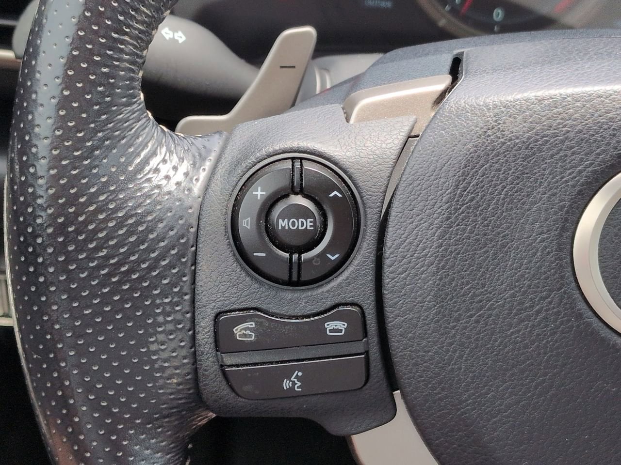 2016 Lexus IS 350 - Photo 24