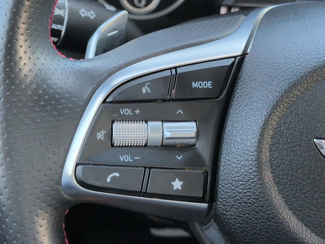 2023 GENESIS G70 Standard - Photo 24