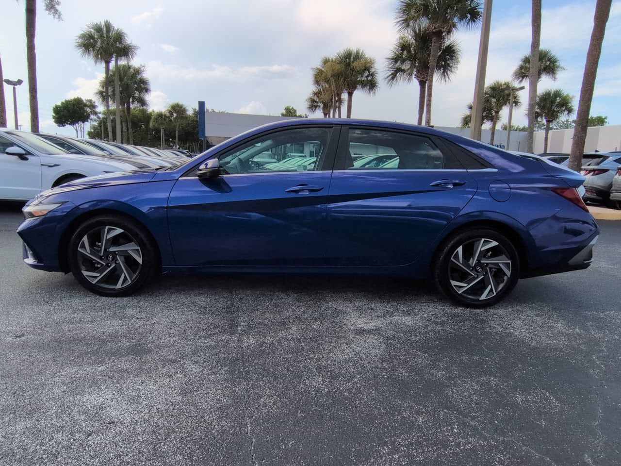 2024 Hyundai Elantra Limited - Photo 7