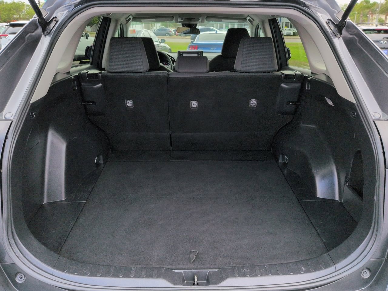 2021 Toyota RAV4 LE - Photo 13