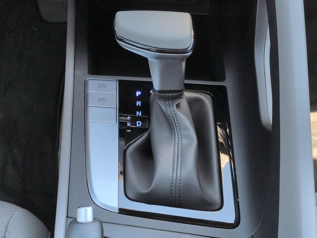 2025 Hyundai Elantra SE - Photo 18