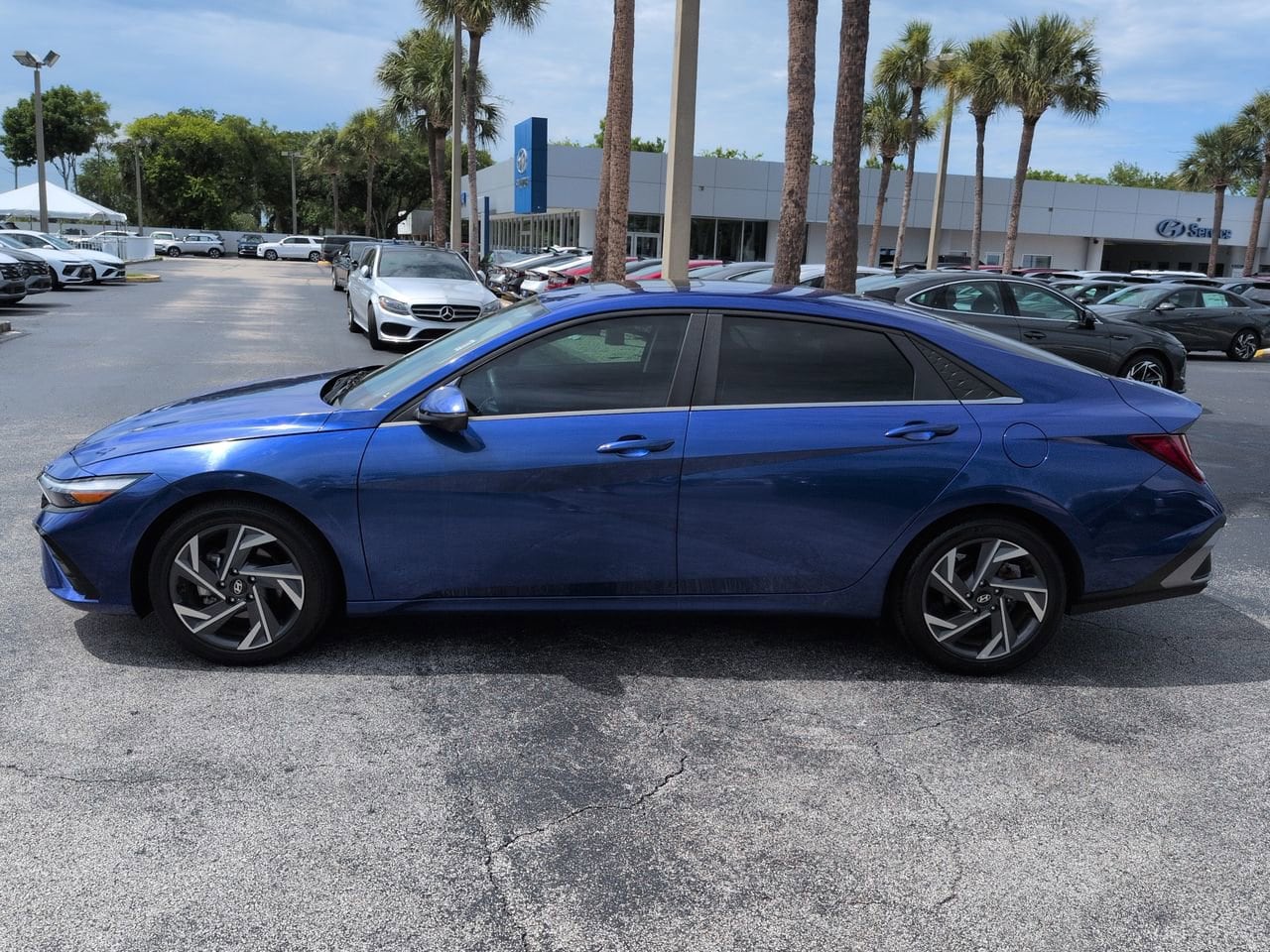 2024 Hyundai Elantra Limited - Photo 7