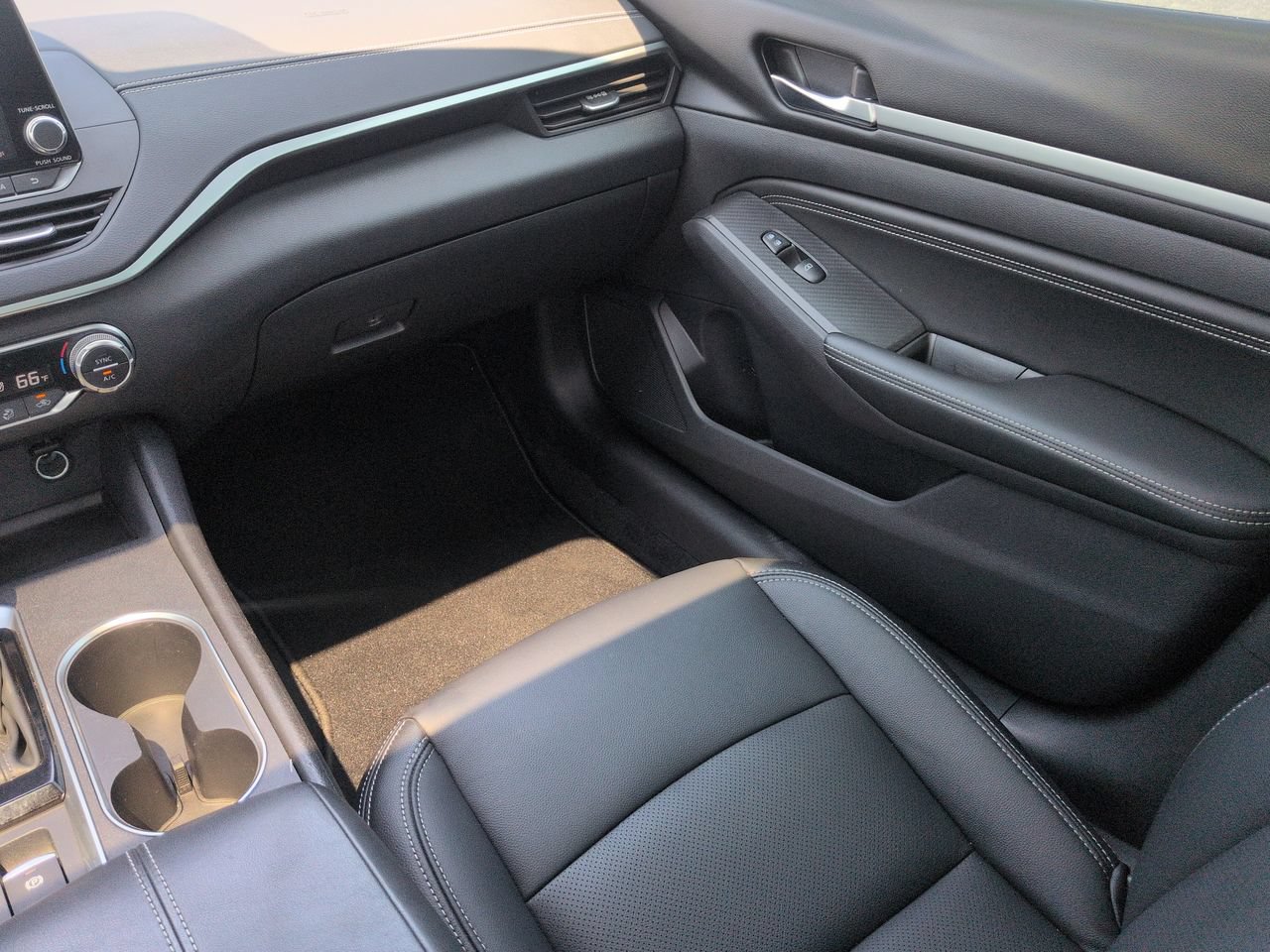 2019 Nissan Altima SV - Photo 16