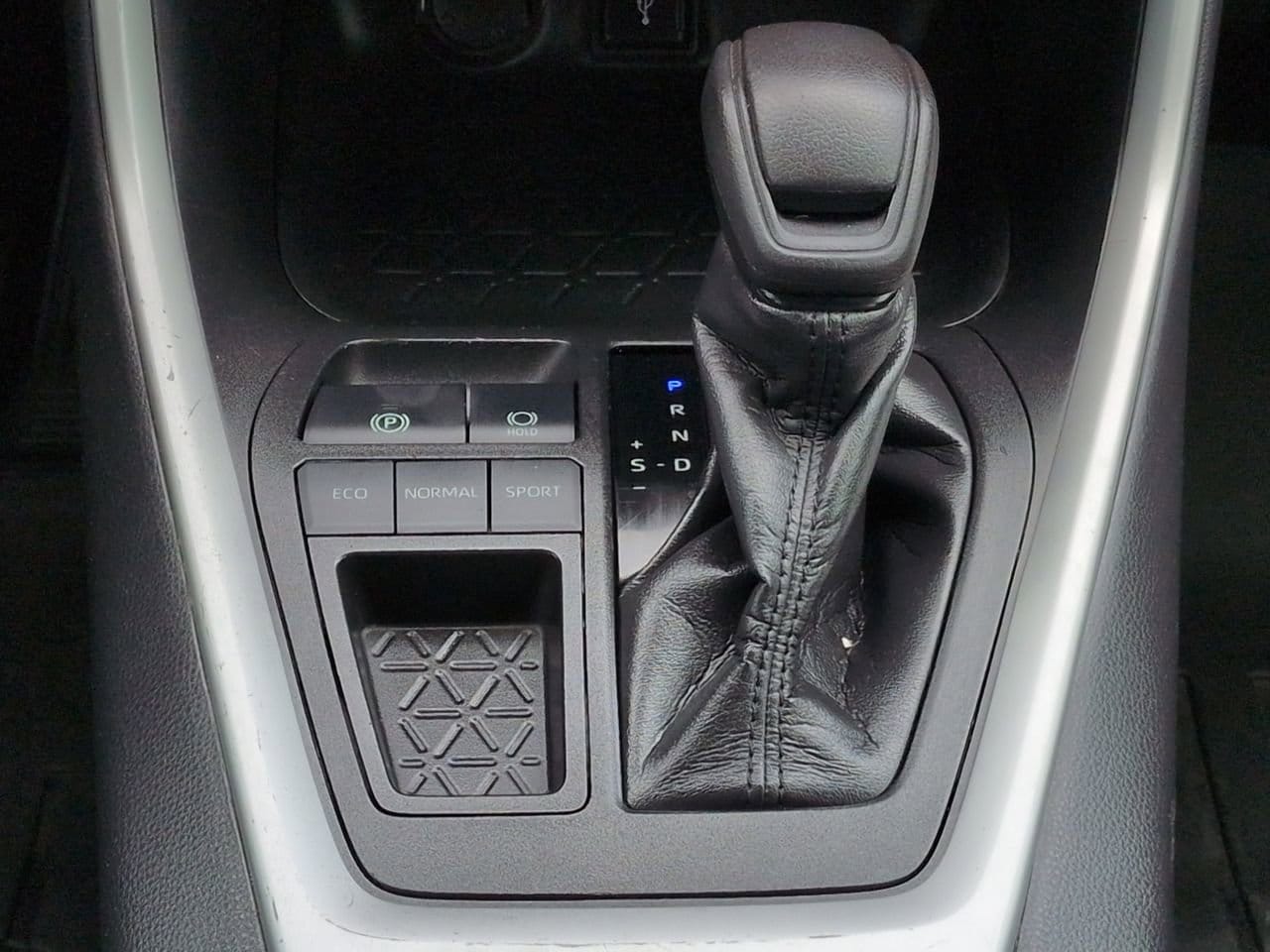 2021 Toyota RAV4 LE - Photo 19