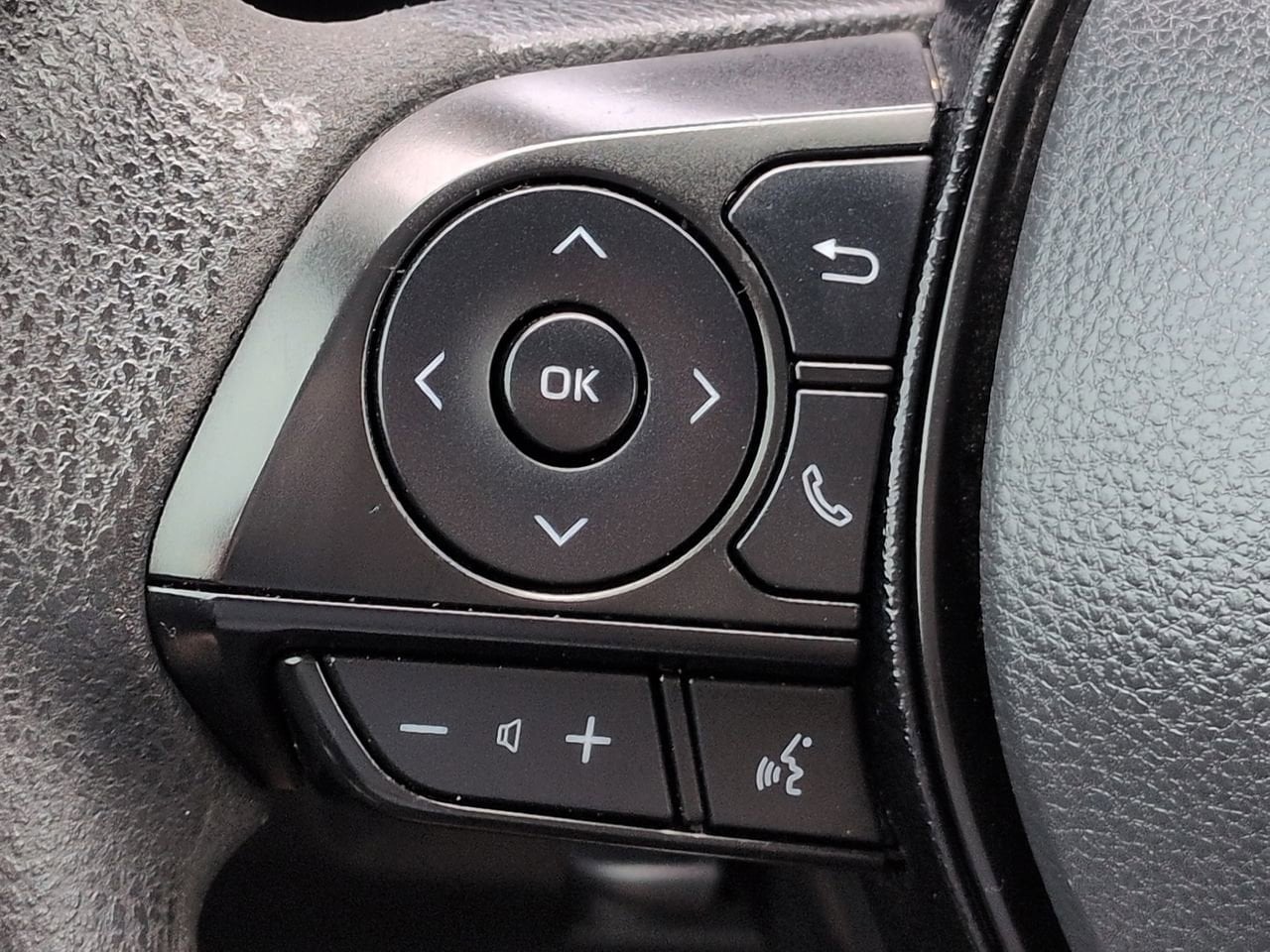 2021 Toyota RAV4 LE - Photo 23