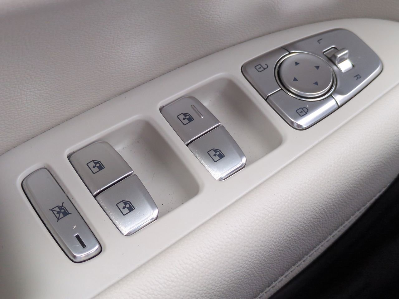 2025 GENESIS G70 Standard - Photo 22