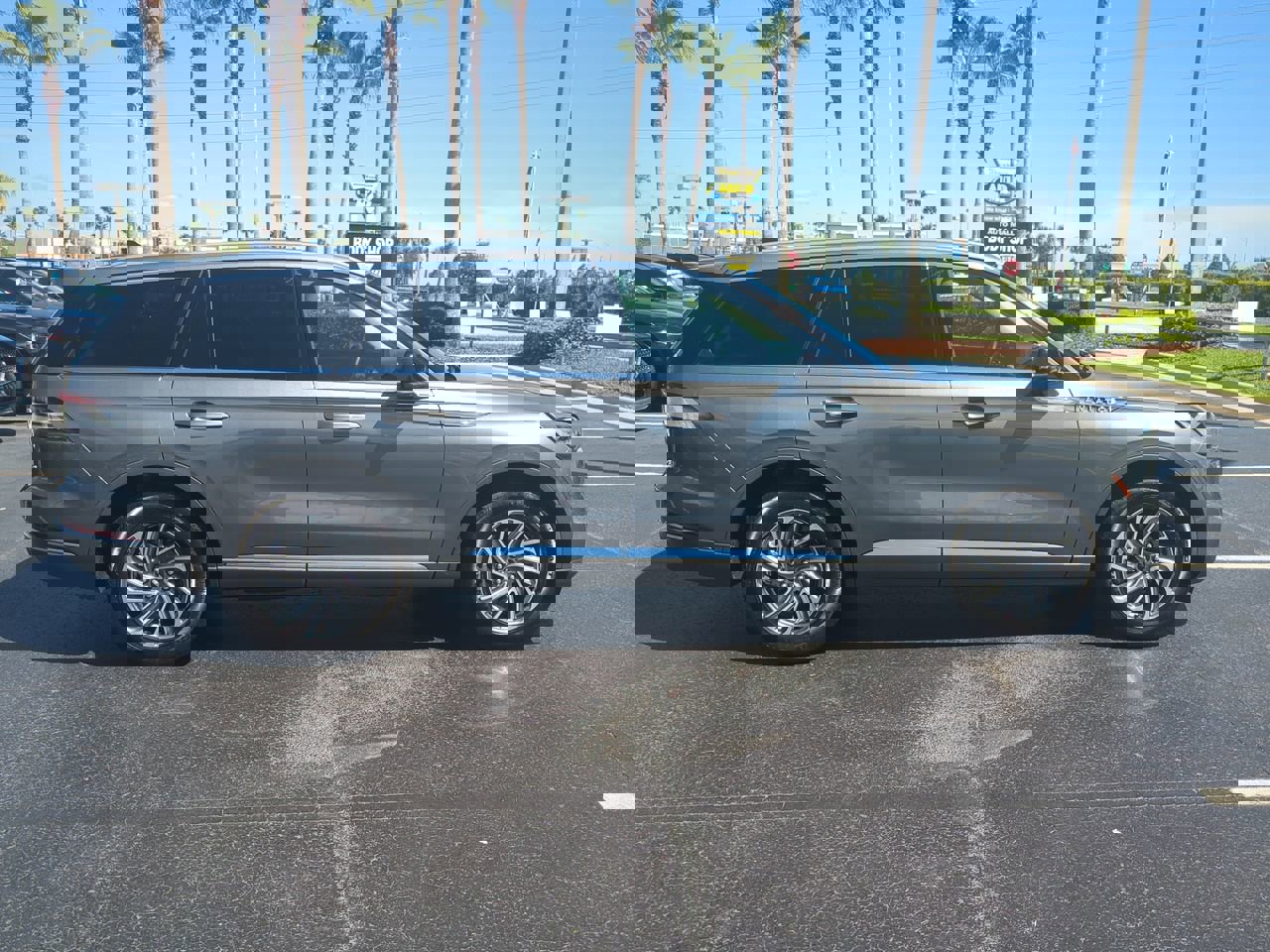 2023 Lincoln Aviator Standard photo 3