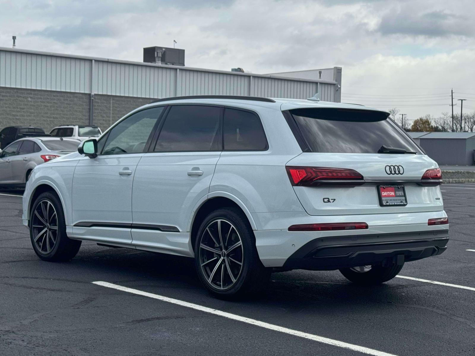 2023 Audi Q7 55 Premium Plus photo 3