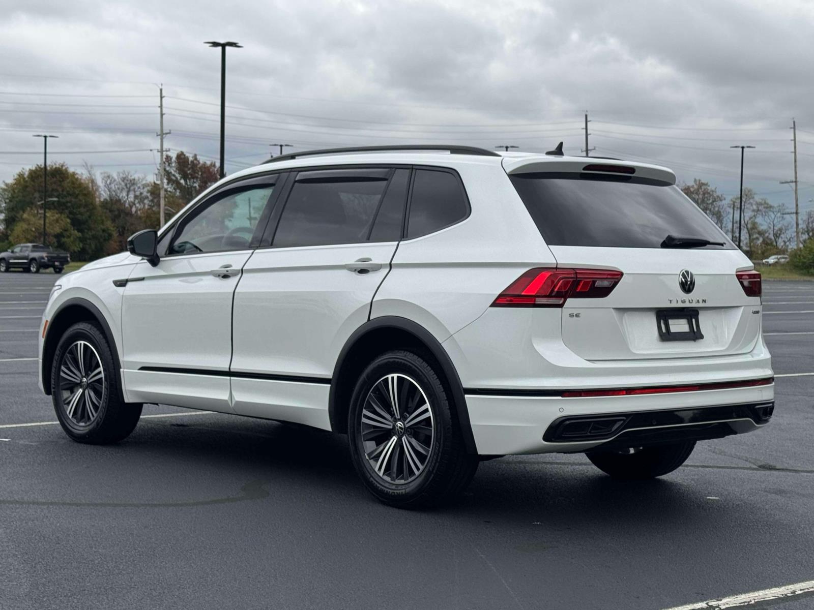 2022 Volkswagen Tiguan SE R-Line Black photo 3