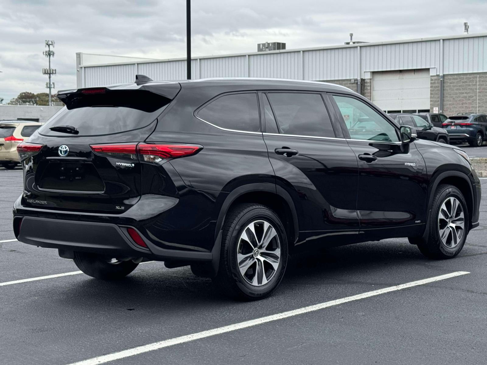 2021 Toyota Highlander Hybrid XLE photo 3