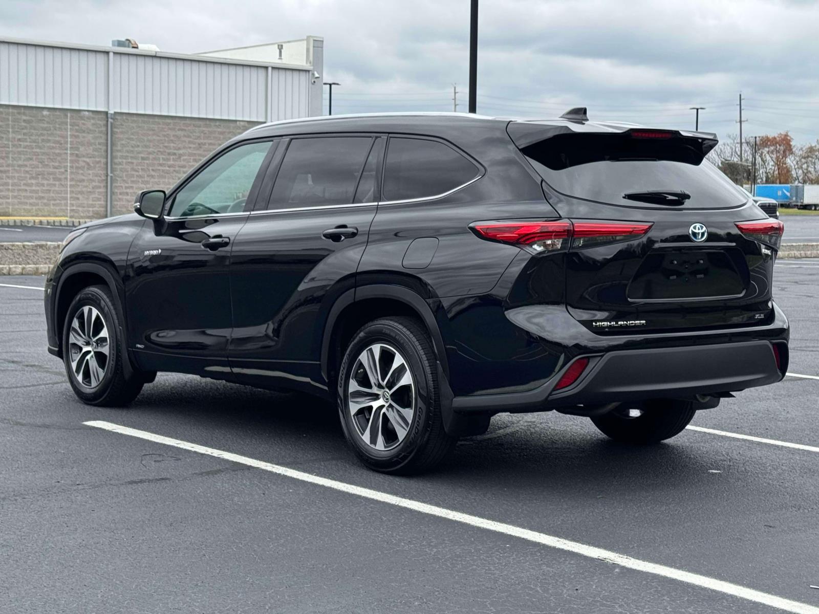 2021 Toyota Highlander Hybrid XLE photo 2