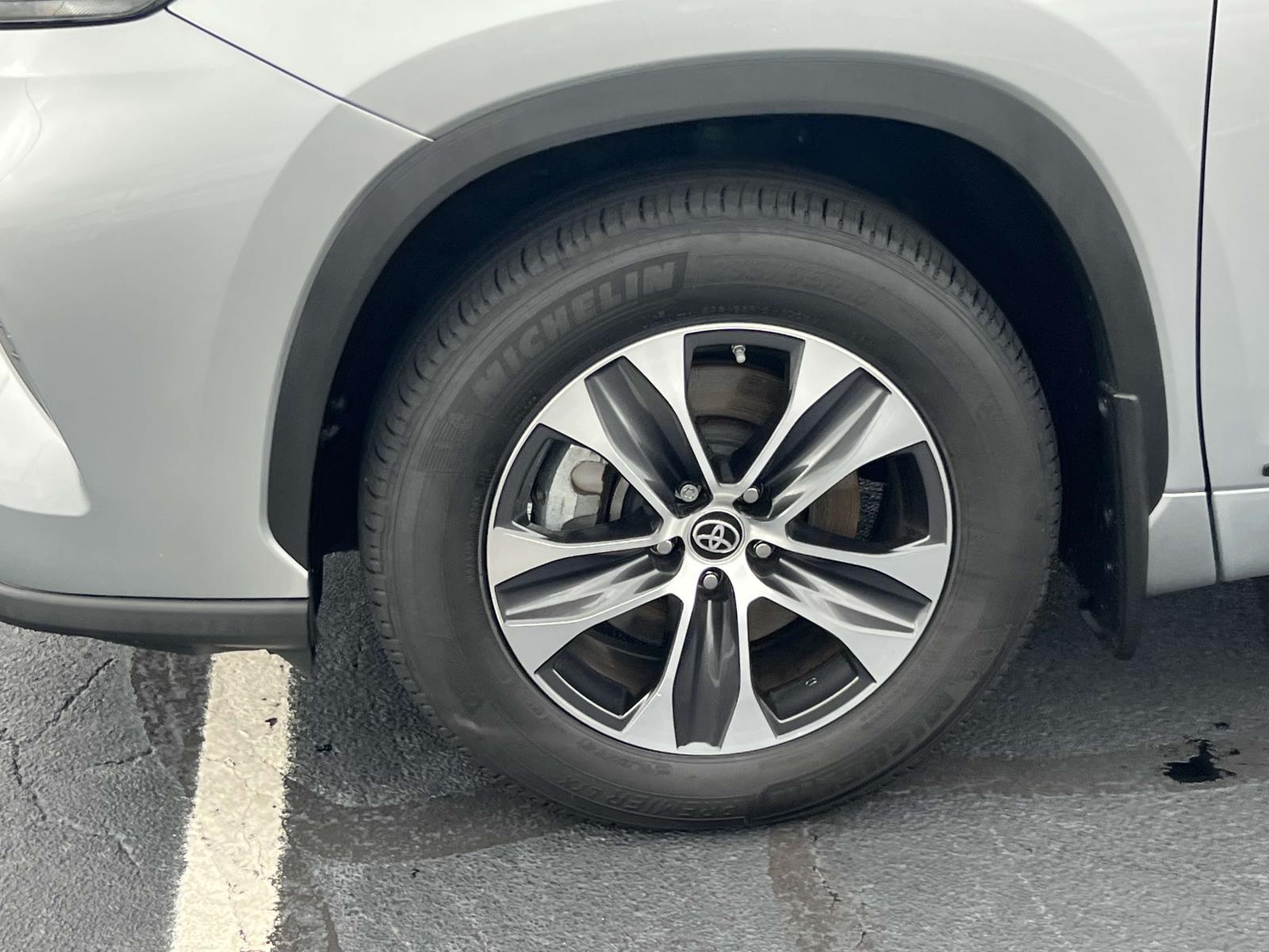 2022 Toyota Highlander Hybrid XLE photo 4