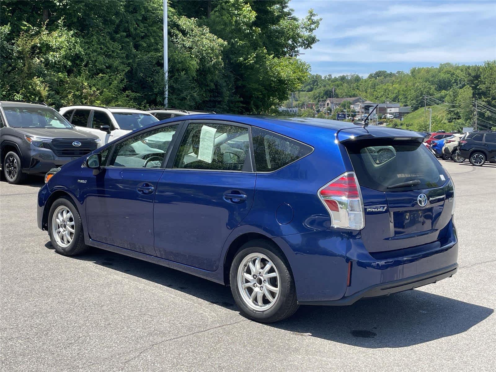 Thumbnail: 2015 Toyota Prius v - 3