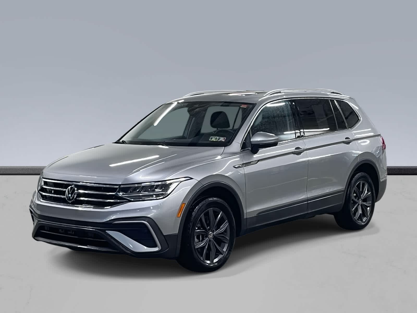 Thumbnail: 2022 Volkswagen Tiguan - 1