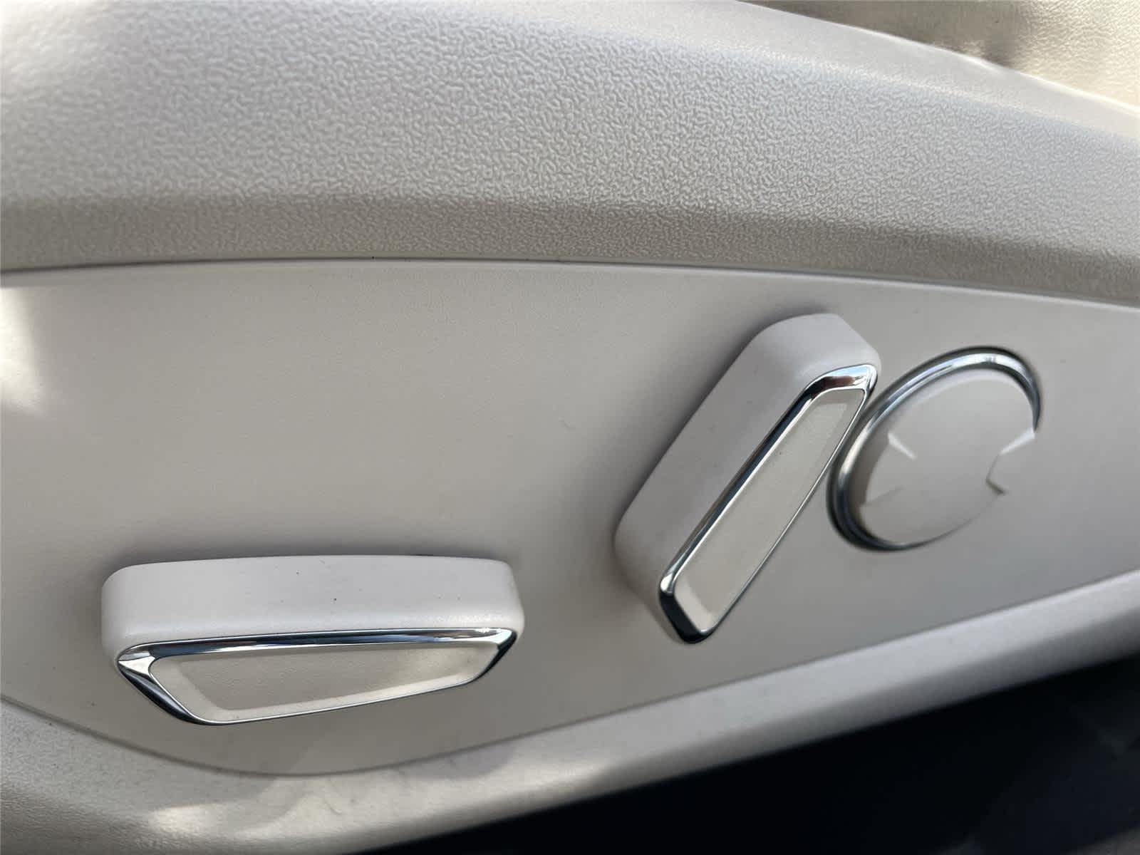 Thumbnail: 2019 Lincoln Nautilus - 13