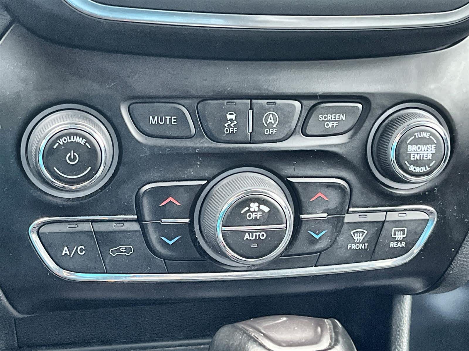 Thumbnail: 2023 Jeep Cherokee - 22