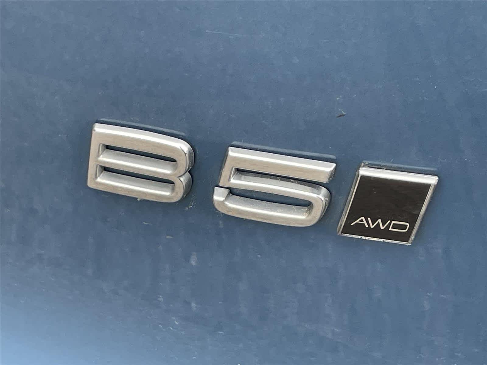 Thumbnail: 2023 Volvo XC40 - 8