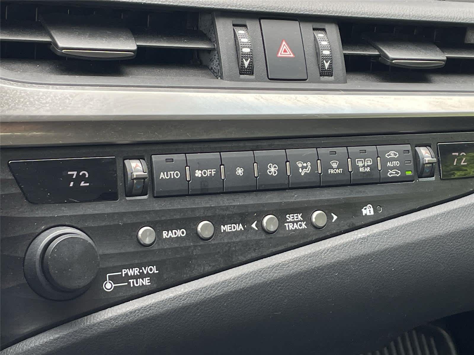 Thumbnail: 2020 Lexus ES - 23