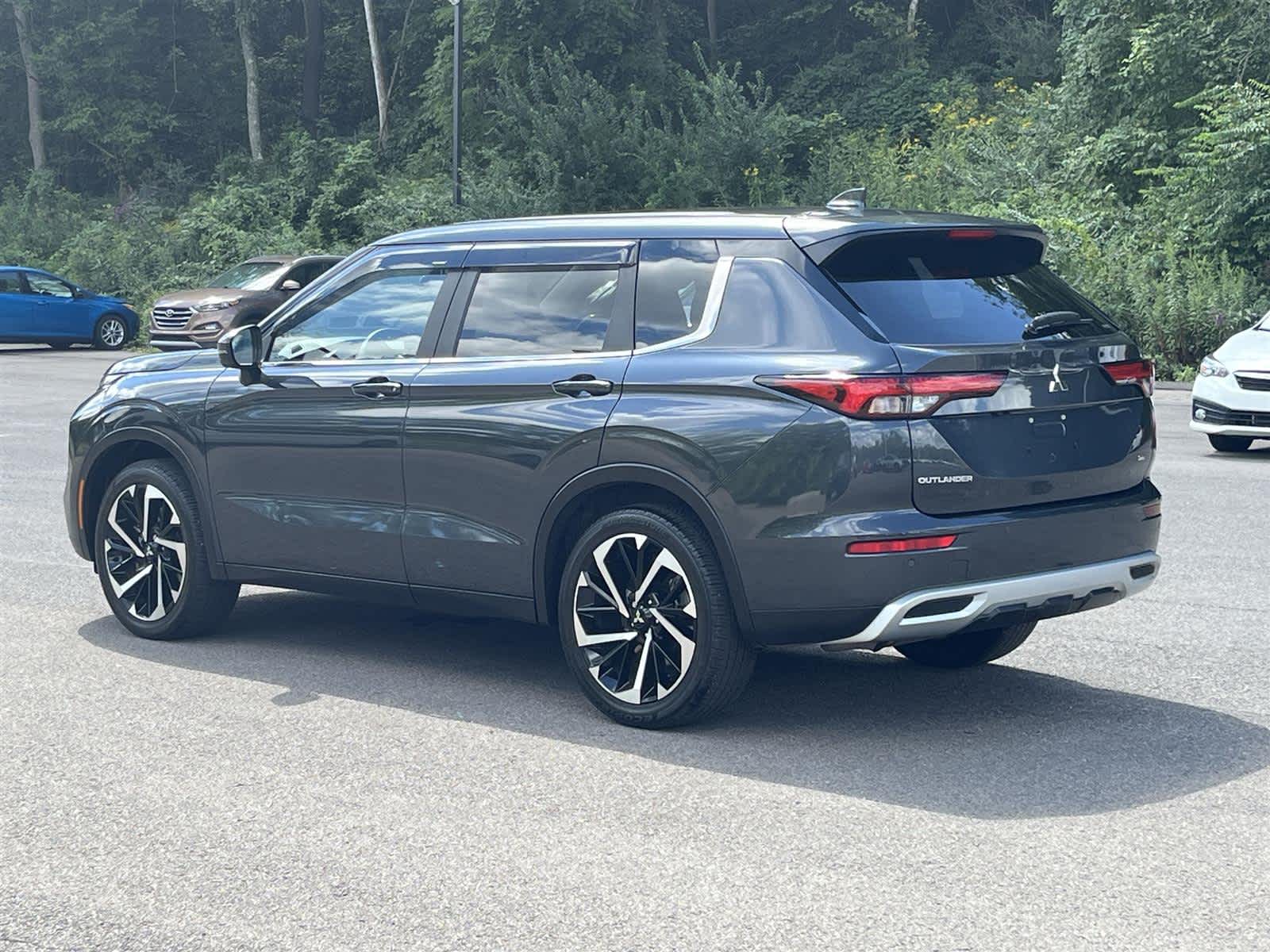 Thumbnail: 2024 Mitsubishi Outlander - 3