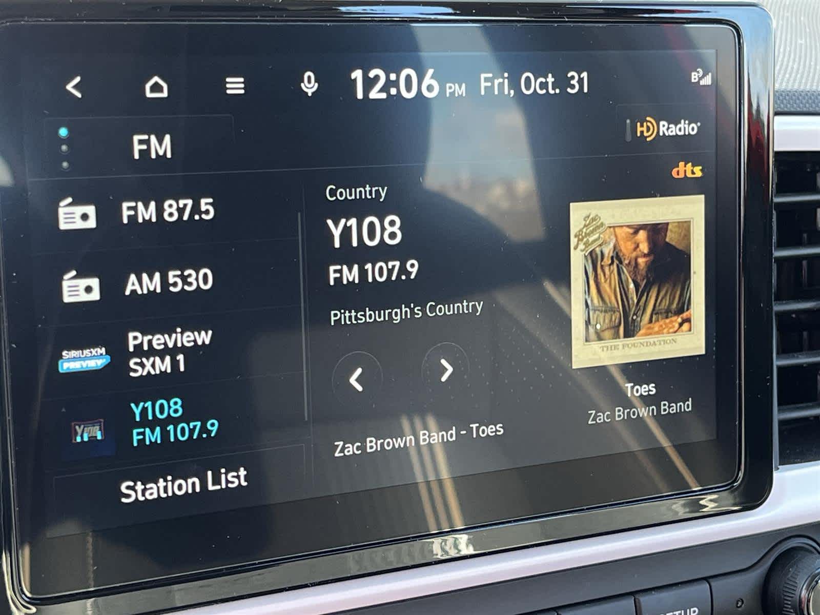 Thumbnail: 2023 Hyundai Venue - 18