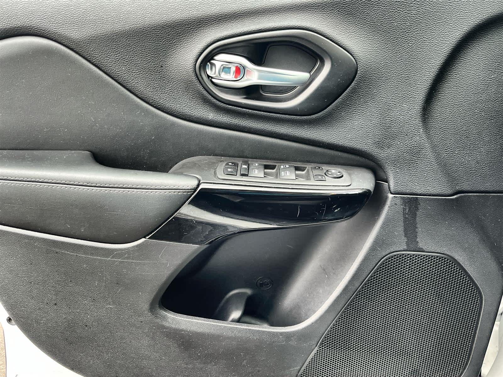 Thumbnail: 2023 Jeep Cherokee - 24