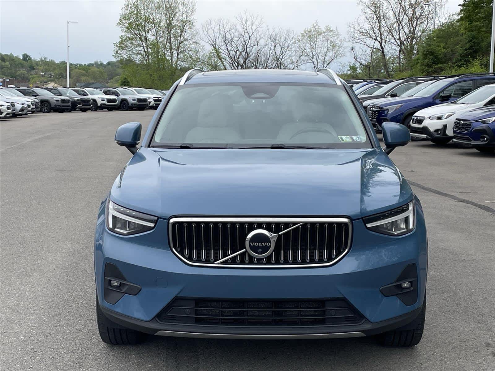 Thumbnail: 2023 Volvo XC40 - 6