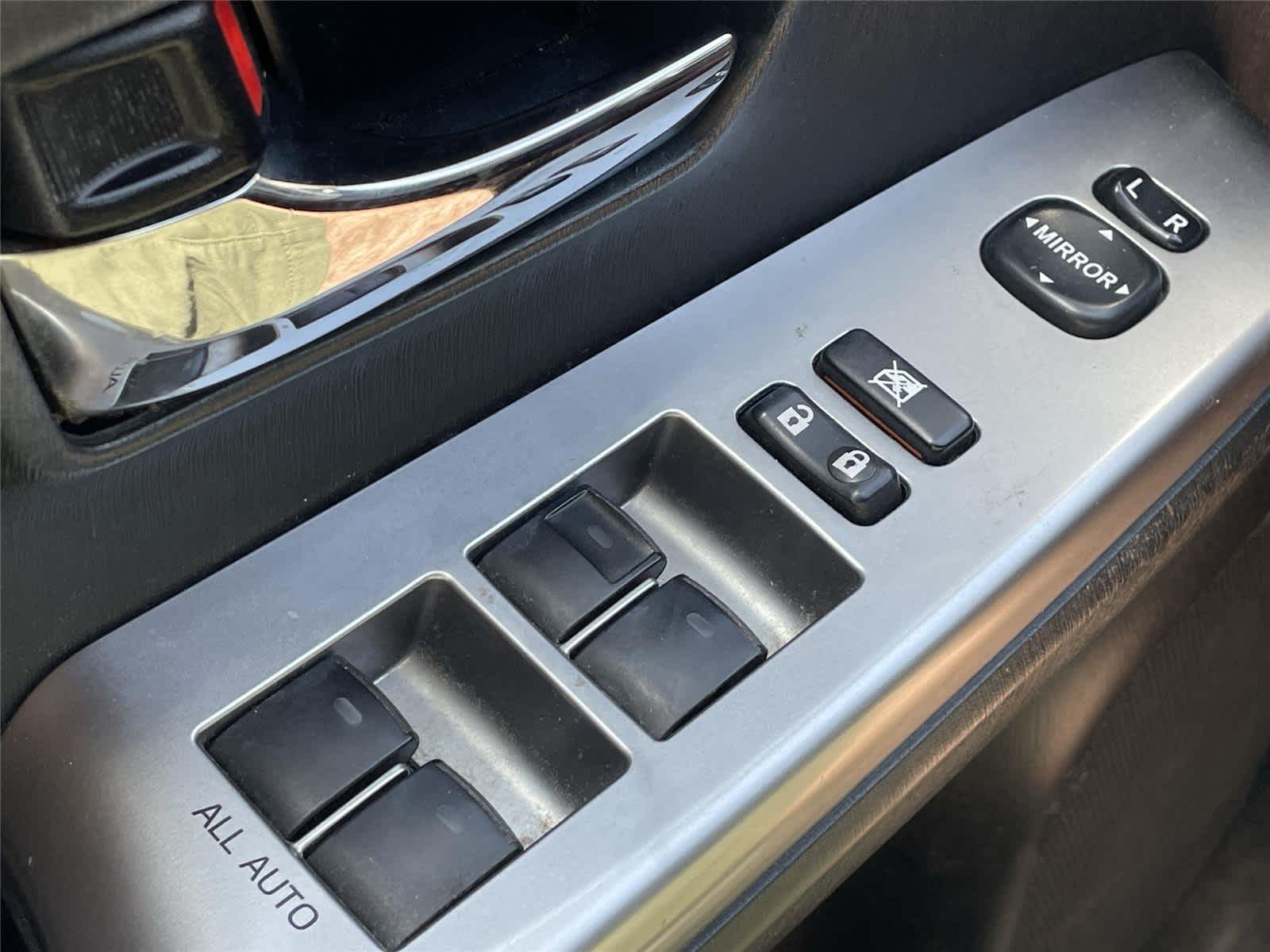 Thumbnail: 2015 Toyota Prius v - 17