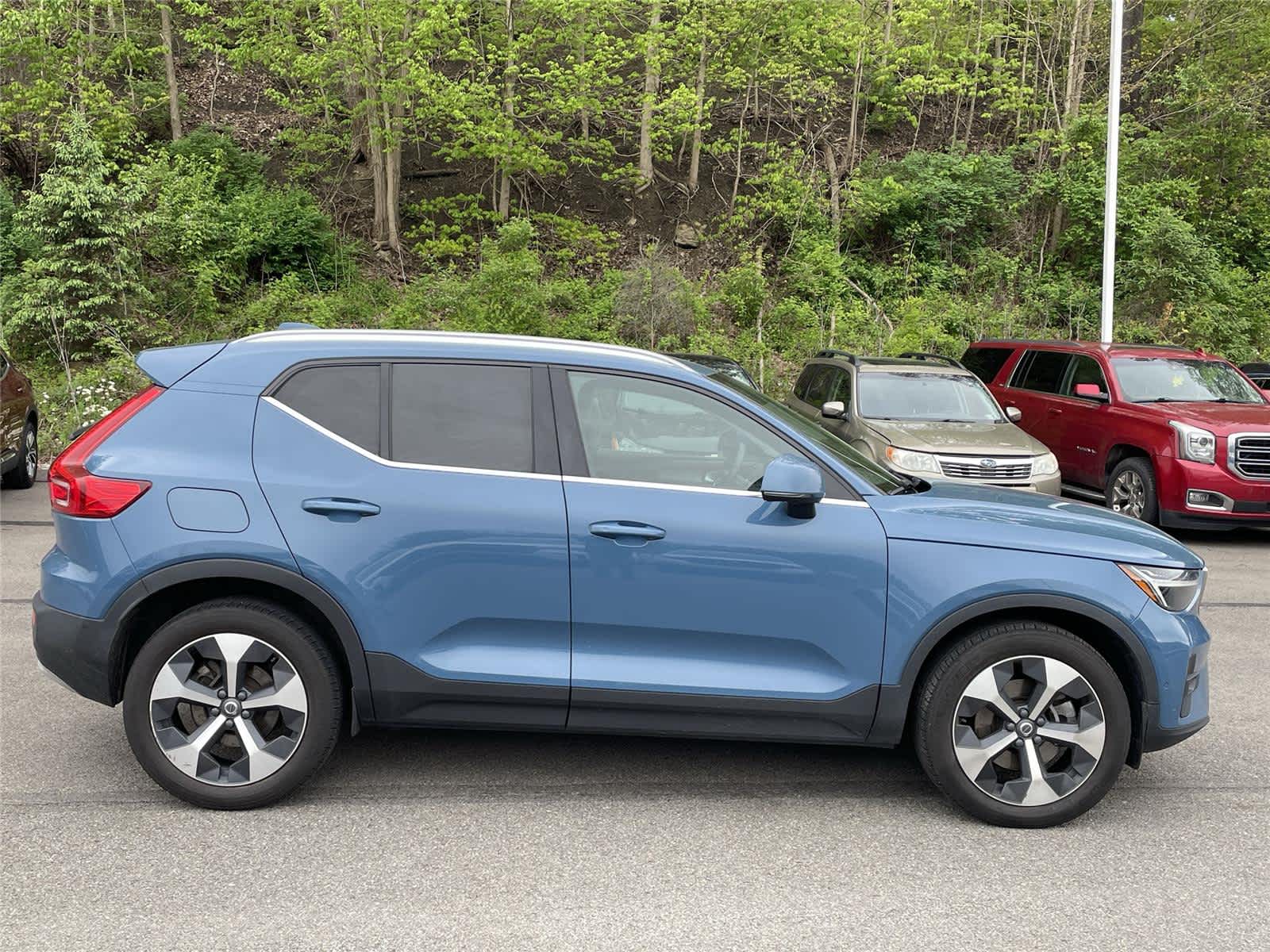 Thumbnail: 2023 Volvo XC40 - 3