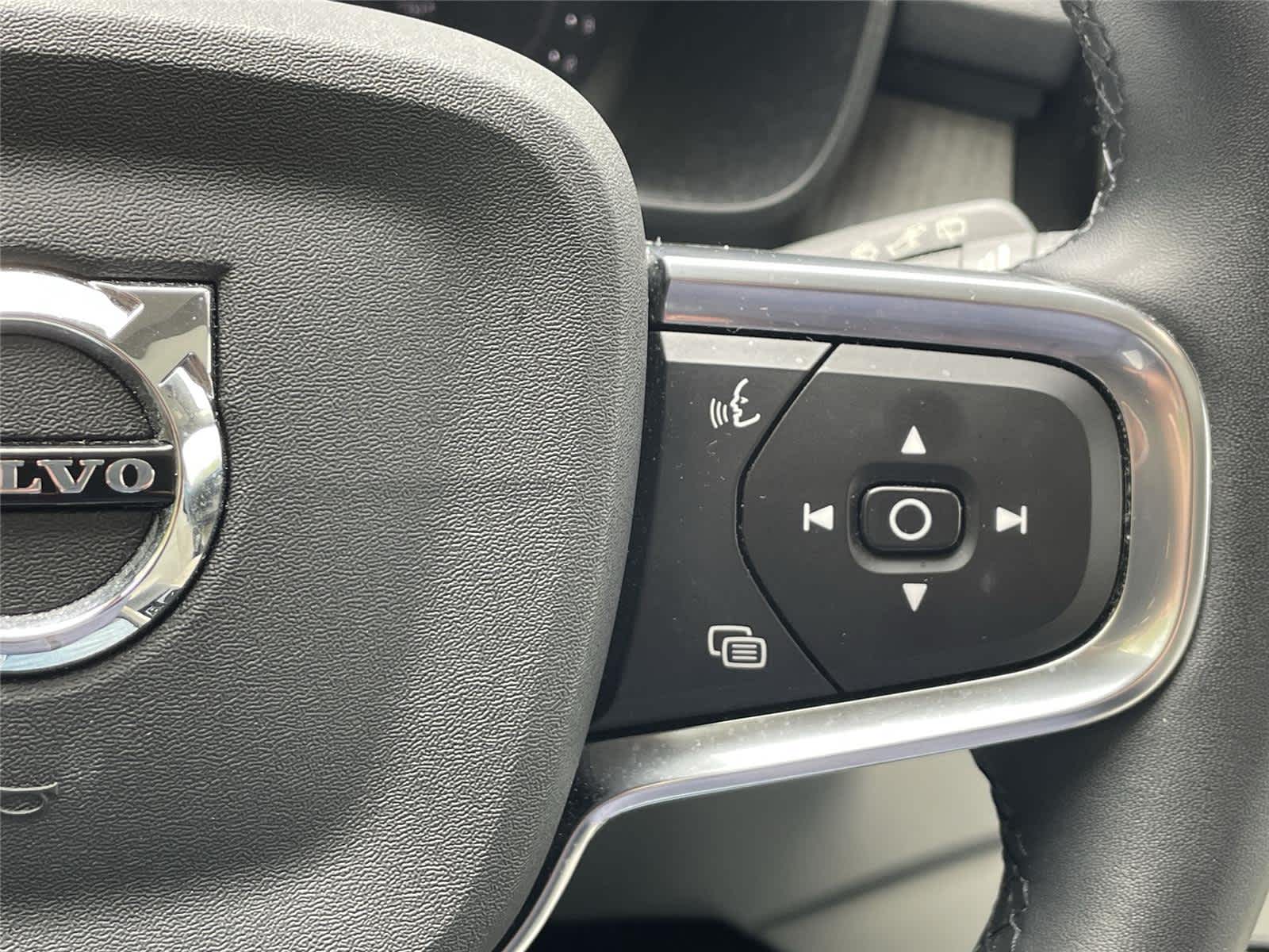 Thumbnail: 2023 Volvo XC40 - 21