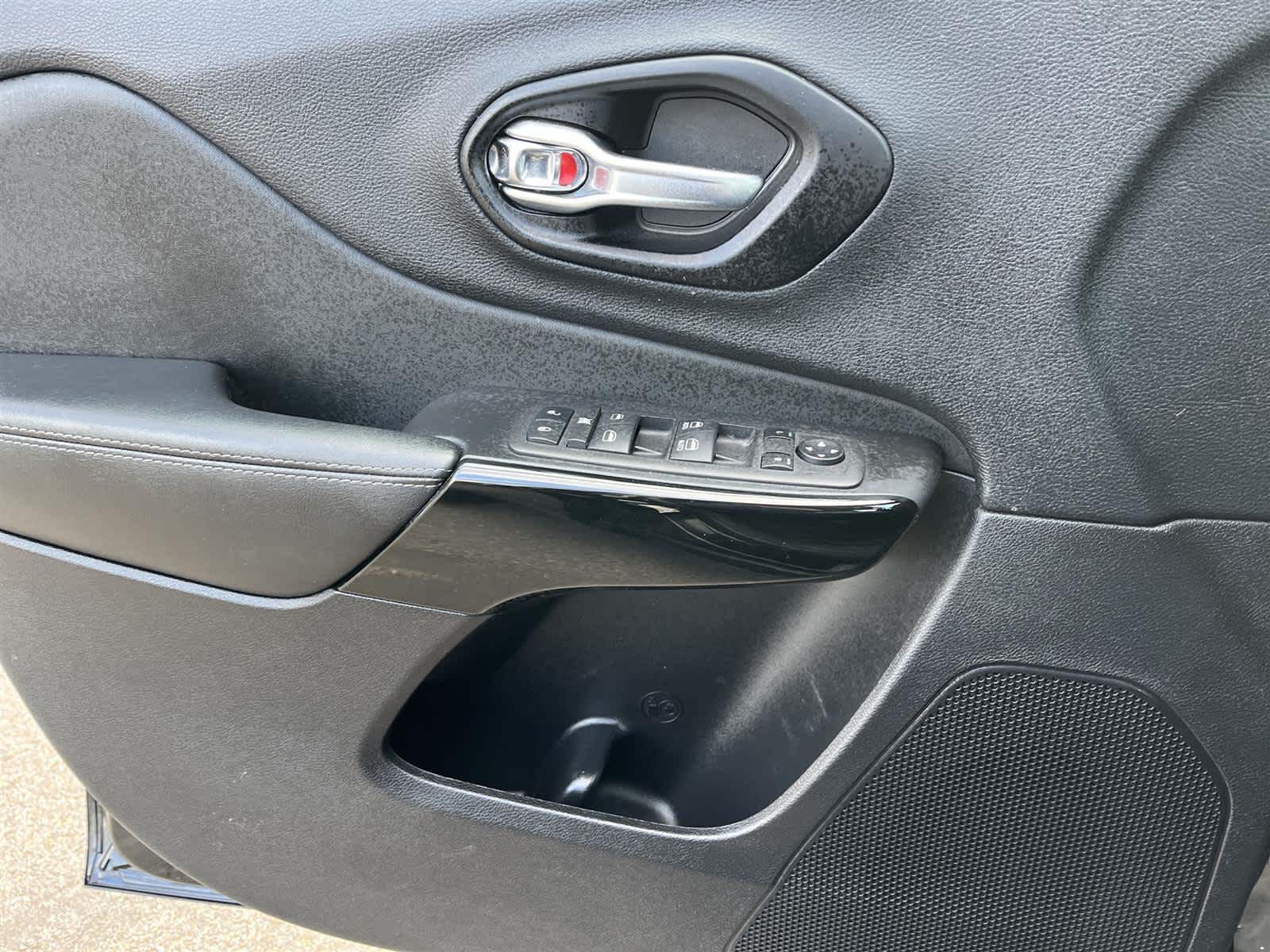 Thumbnail: 2023 Jeep Cherokee - 25