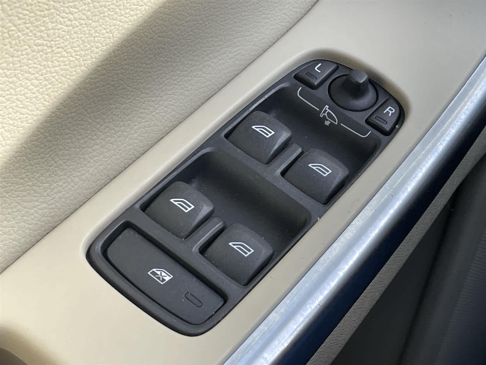 Thumbnail: 2016 Volvo XC60 - 27