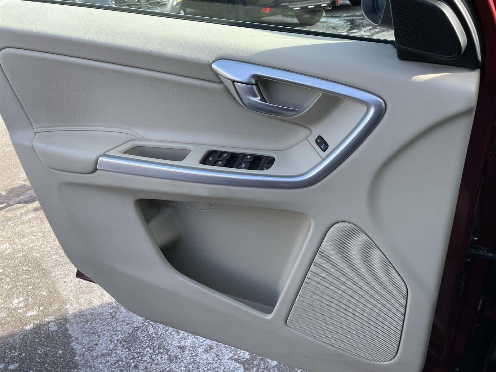 Thumbnail: 2016 Volvo XC60 - 26