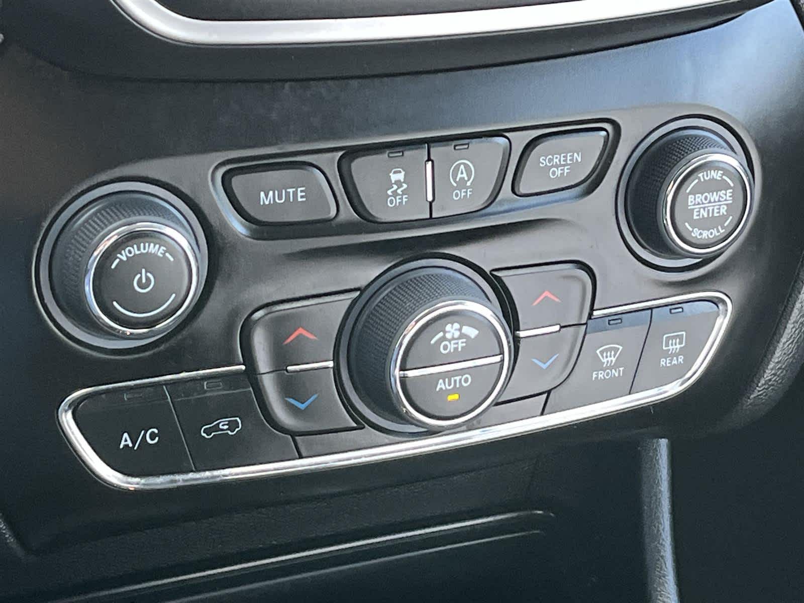 Thumbnail: 2023 Jeep Cherokee - 22