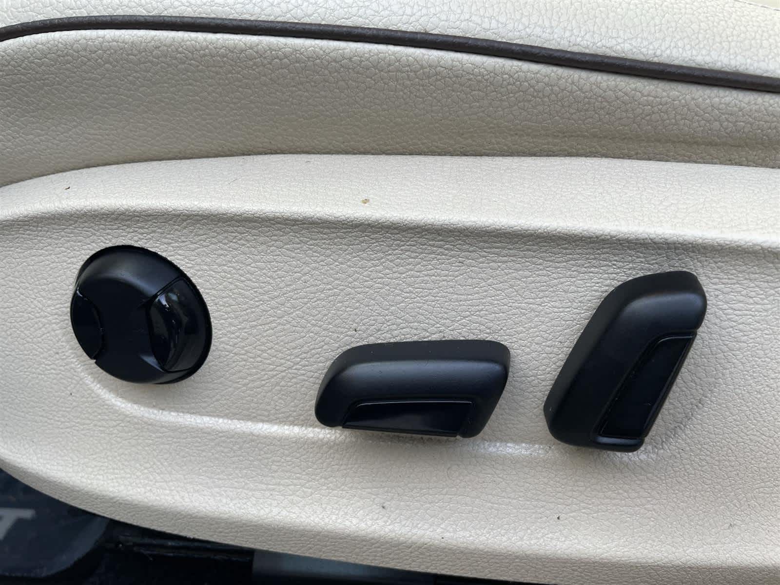 Thumbnail: 2016 Volkswagen Passat - 13