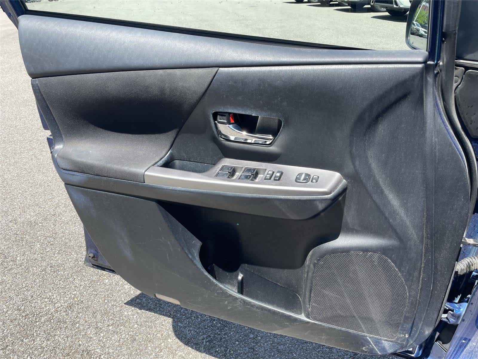 Thumbnail: 2015 Toyota Prius v - 16