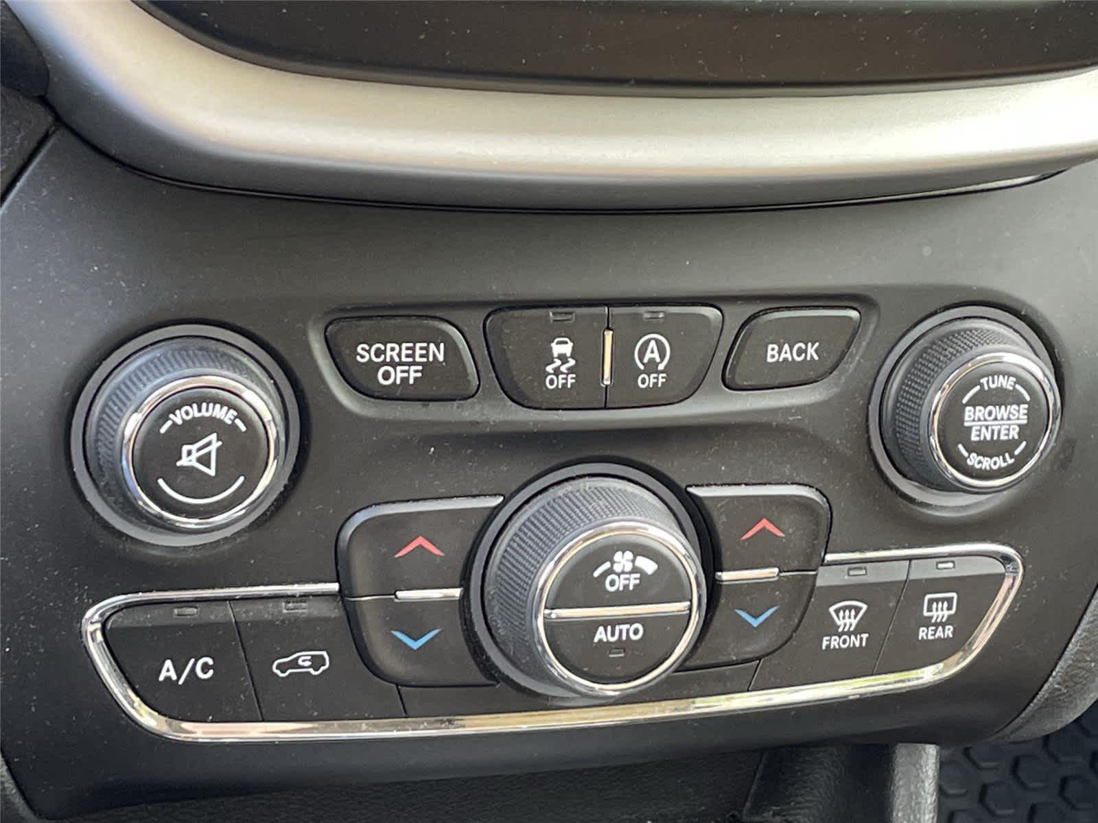 Thumbnail: 2016 Jeep Cherokee - 18