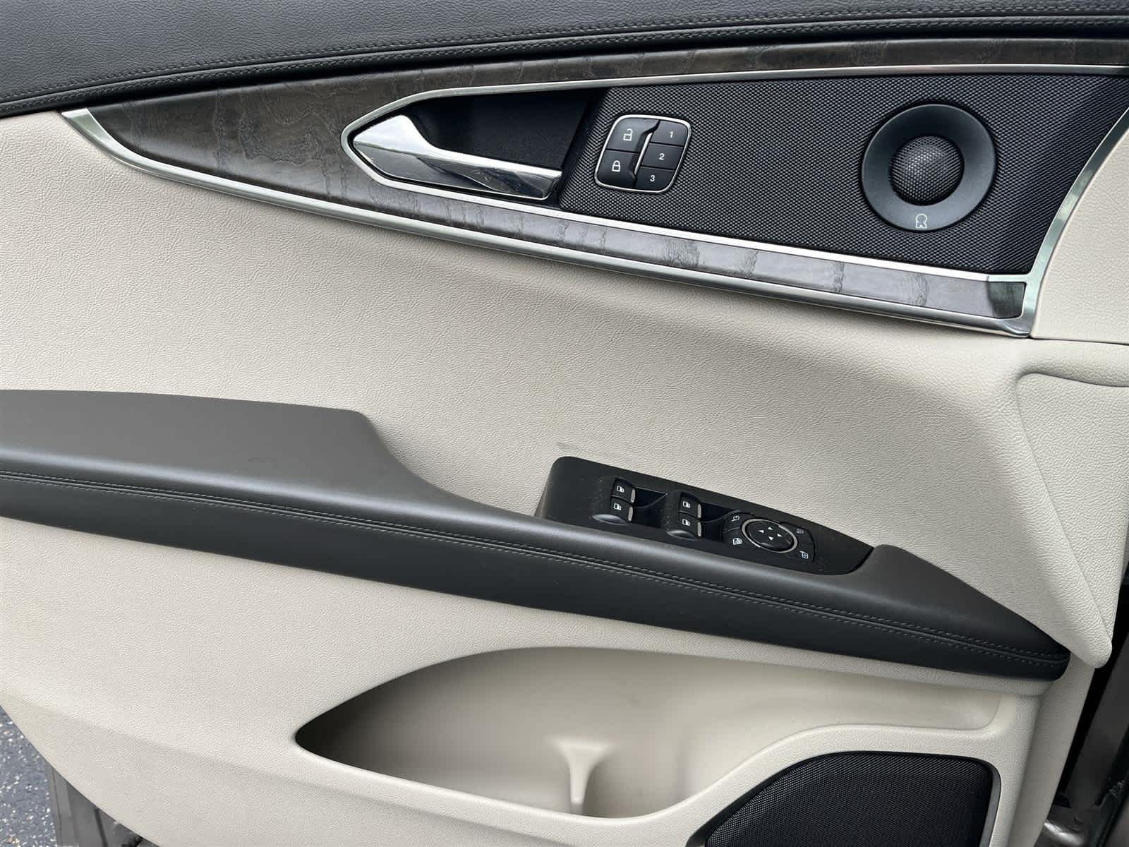 Thumbnail: 2019 Lincoln Nautilus - 28