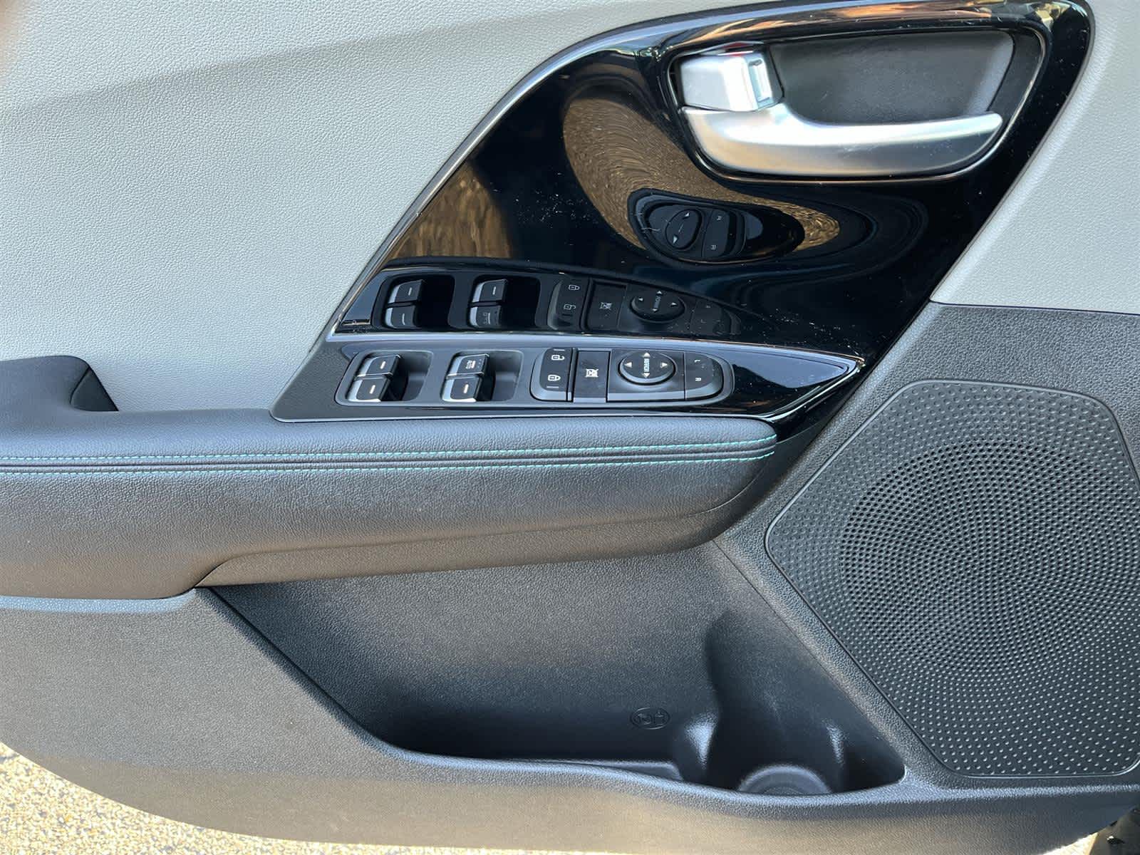 Thumbnail: 2022 Kia Niro - 22